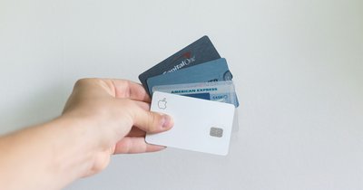 Kredyt gotówkowy czy karta kredytowa - co wybrać w różnych sytuacjach