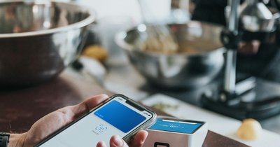 Portfel sprzętowy vs aplikacja - który sposób przechowywania kryptowalut wybrać